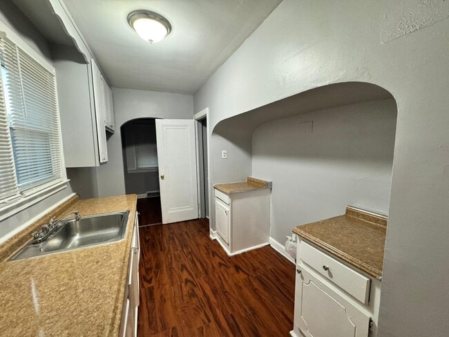 Building Photo - 9131 Manor