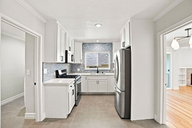 Building Photo - Sun-Drenched Lakeshore Living