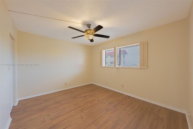 Building Photo - 3581 Inverrary Dr