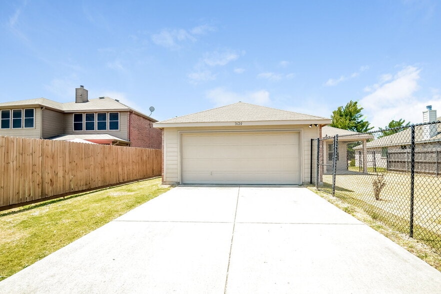 Building Photo - 1620 Logan Dr