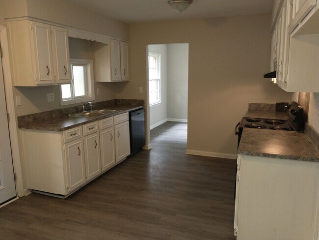 Building Photo - Nice 4/2--Move in Ready--Total Electric