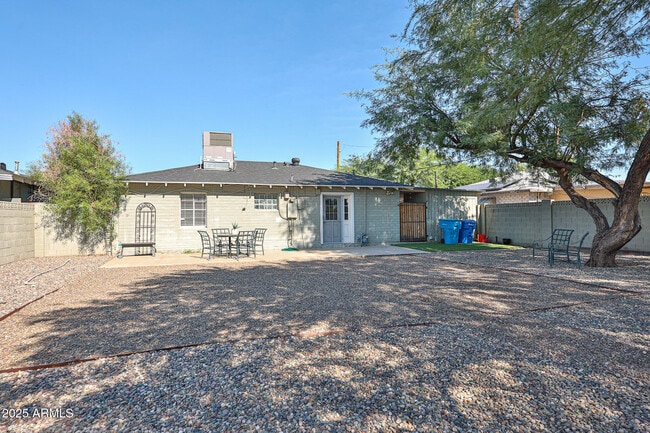 Building Photo - 2221 W Clarendon Ave