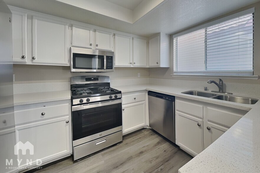 Building Photo - 5825 Goodsprings Ct