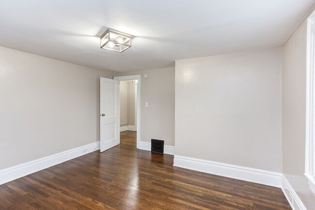 Building Photo - 608 W Club Blvd