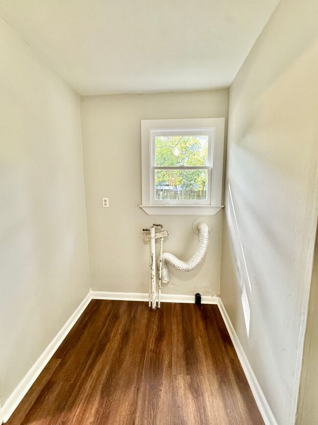 Building Photo - 1319 Laura Ave