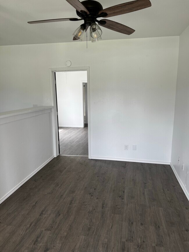 Building Photo - 522 W Alice Ave