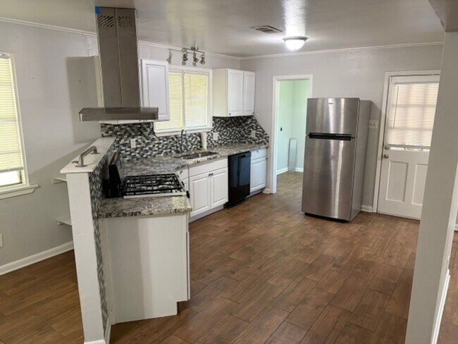 Building Photo - Move in Special ! First month 1/2 off!