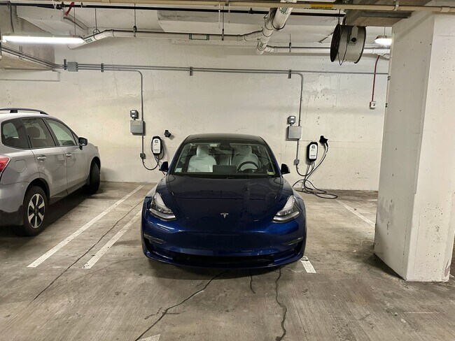 Building Photo - MOVE -IN SPECIAL-FREE RENT! Luxury 2 Bedroom, 2.5 bath Avidian Condo in Navy Yard with Parking.