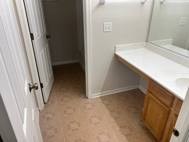 Building Photo - 690 Zachary Dr