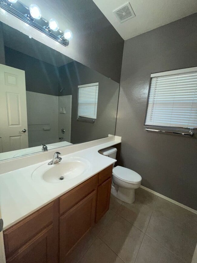 Building Photo - READY TO VIEW NOW! Spacious 3 Bed 2 Bath Home in Surprise Farms!