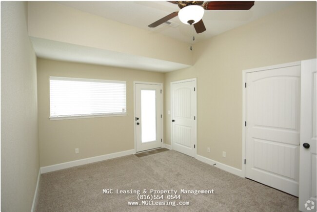 Building Photo - Eagle Creek Townhome with a bedroom on the 1st Floor in Lee's Summit!