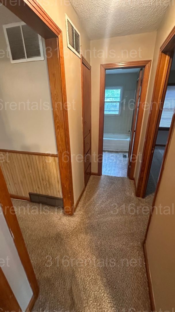 Building Photo - $1195 - 3 bed 1.5 bath - Single Family Home