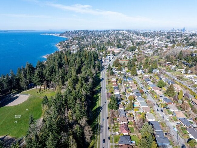 Building Photo - Elegant and Spacious Air-Conditioned Lincoln Park Rambler