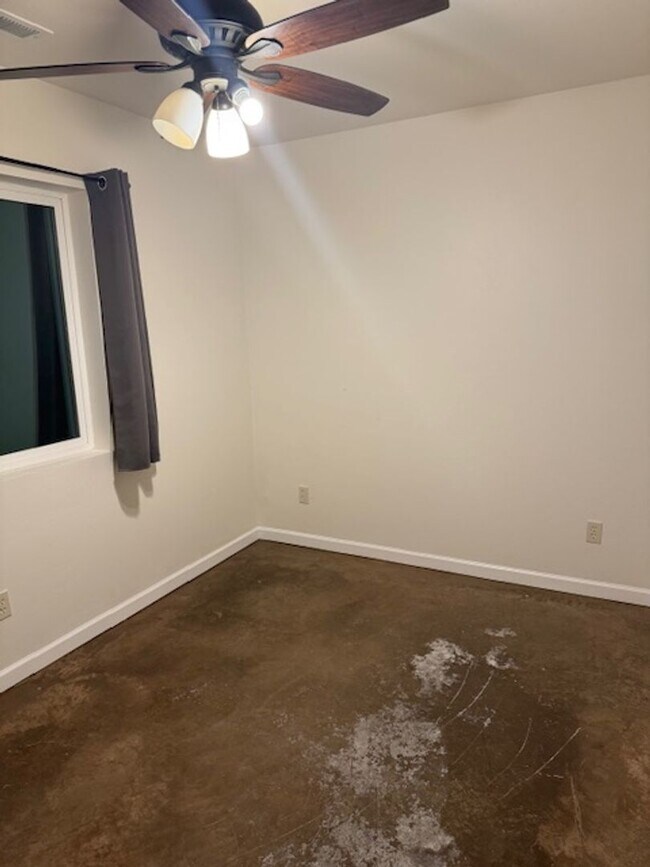 Building Photo - Cute Ranch Style 3 Bedroom 2 Bath Home In ...