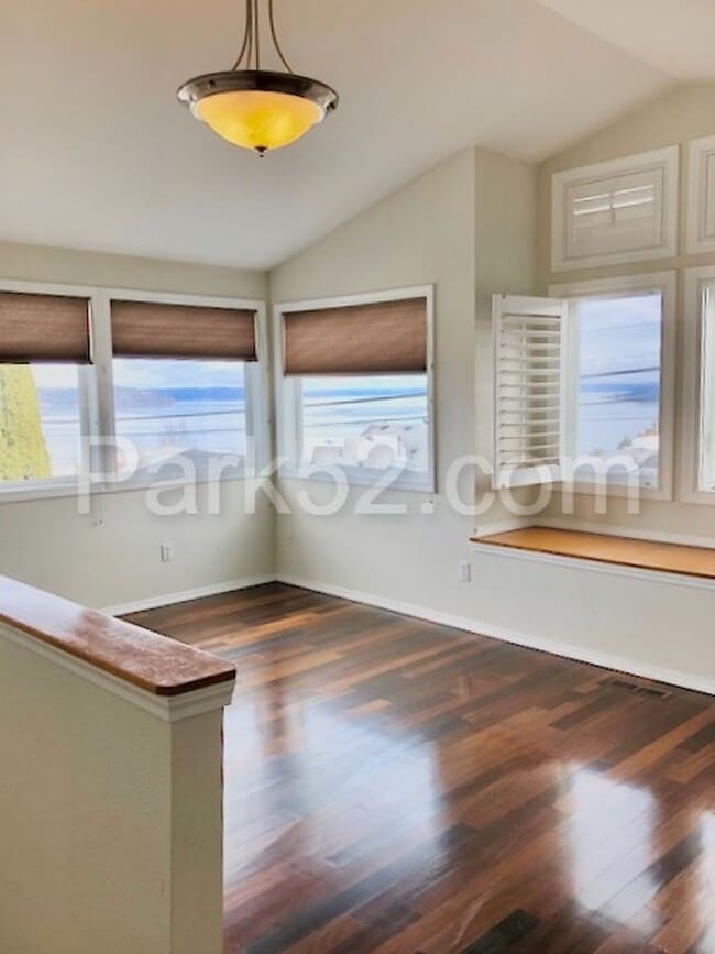 Building Photo - 3 Bedroom Single Family Home - Views!