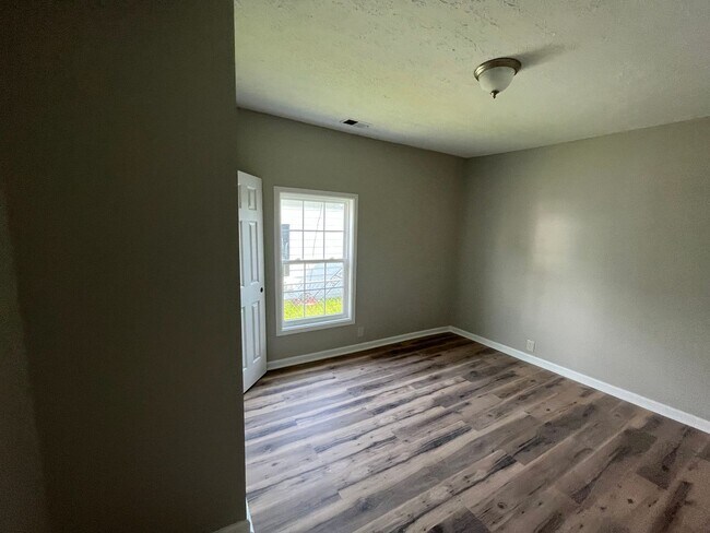Building Photo - Quaint 2 Bedroom in Shelbyville!