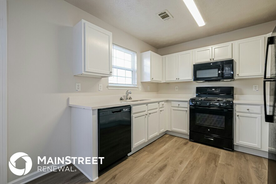 Building Photo - 2000 Redwood Trace