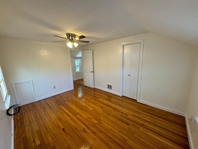 Building Photo - Completely Updated, Open , Quiet House in Oakmont!