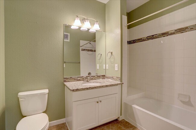 Building Photo - 2nd Floor, 2 bed, 2bath, Community Pool!