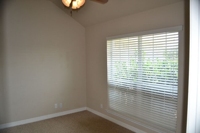 Building Photo - PRICE Improvement!! Beautiful 4 bed 2 bath home ready now!!