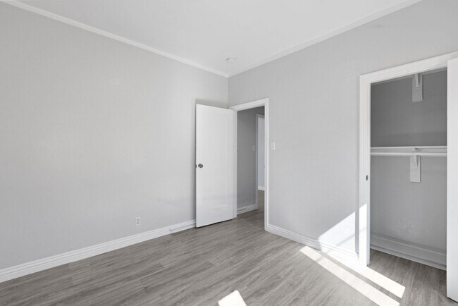 Building Photo - Spacious 2-Bedroom Apartment in Prime Los ...