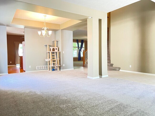 Building Photo - Move-in special. Beautiful 4 bed 2.5 bath 3000+sq ft