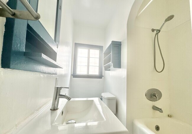 Building Photo - 1329 2nd Ave