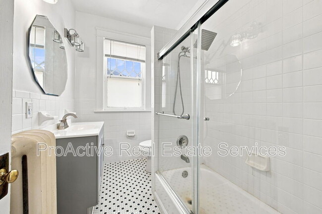 Building Photo - 734 Shirley Ave