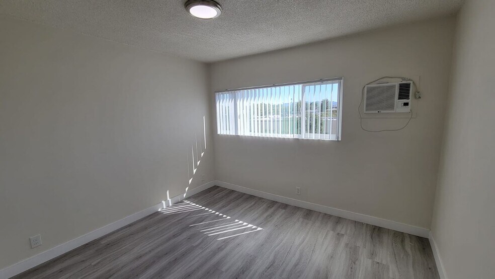 Building Photo - 13129 Oxnard St