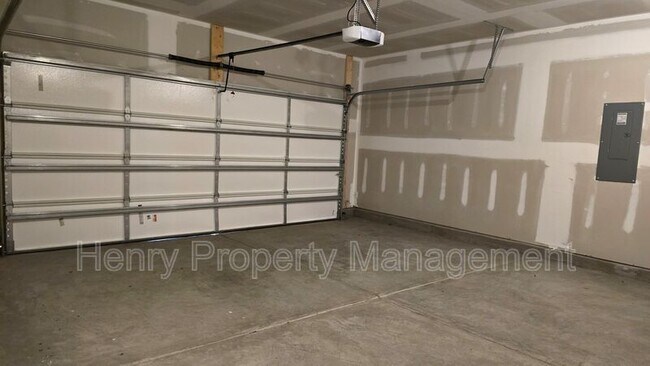 Building Photo - 14 White Hart Ct