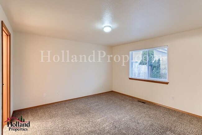 Building Photo - Lovely 3-Bedroom Hillsboro Home with A/C!