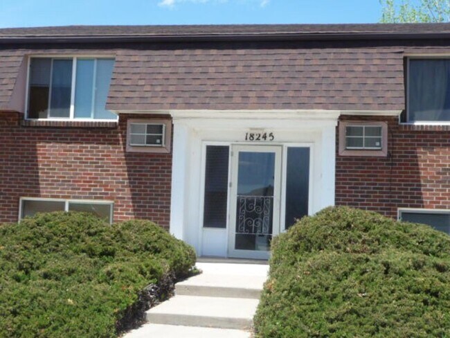 Building Photo - Now Leasing: Updated 2BR in Golden 4-Plex ...