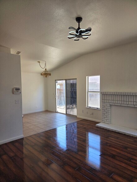 Living+Dining - 9131 Colonsay Way