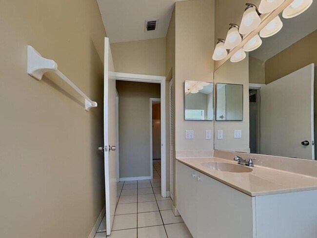 Building Photo - 13048 Meadowbreeze Dr