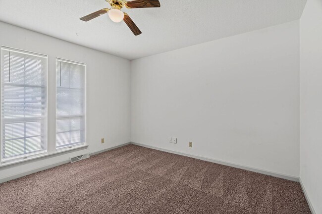 Building Photo - 1304 Essex Ct