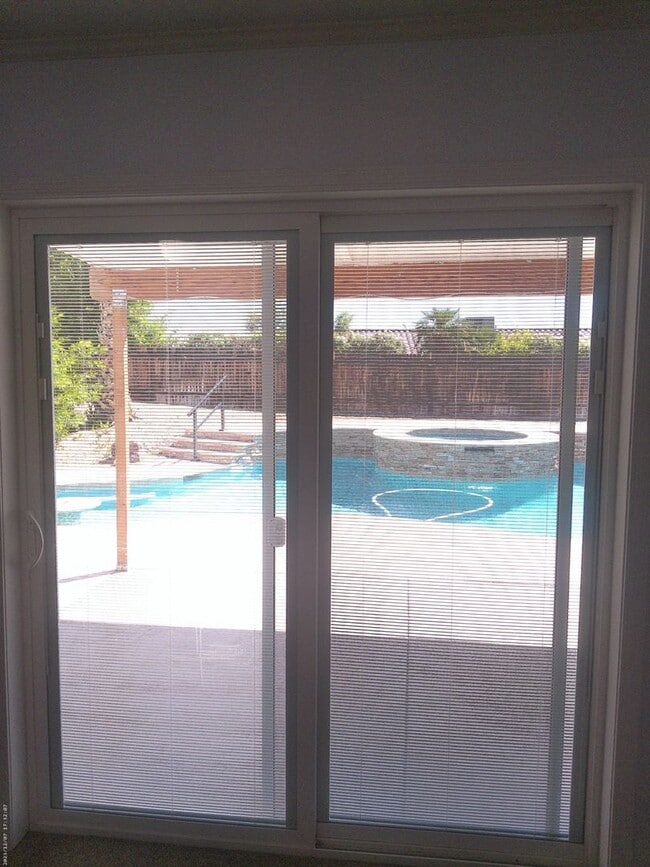 Building Photo - Pool Home 3 bedroom 2 bathroom Long term