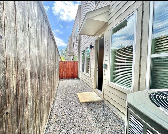 Building Photo - 604 Thornton Oaks Ln