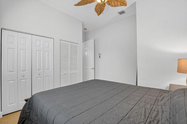 Building Photo - 9826 Vía Amati