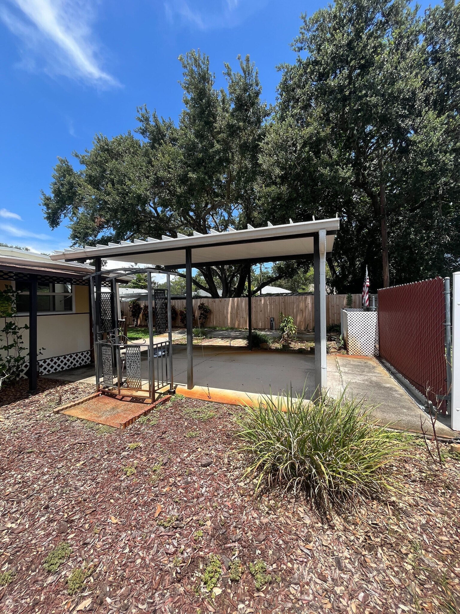 Building Photo - 516 Northmoor Ave N