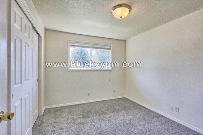 Building Photo - $1545 Month    2 Bed, 1 Bath Condo Living Downtown Vancouver on 33rd and Kauffman