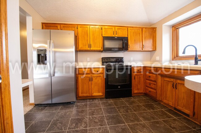 Building Photo - Must See! Well maintained 3 Bedrooms 2.5 B...