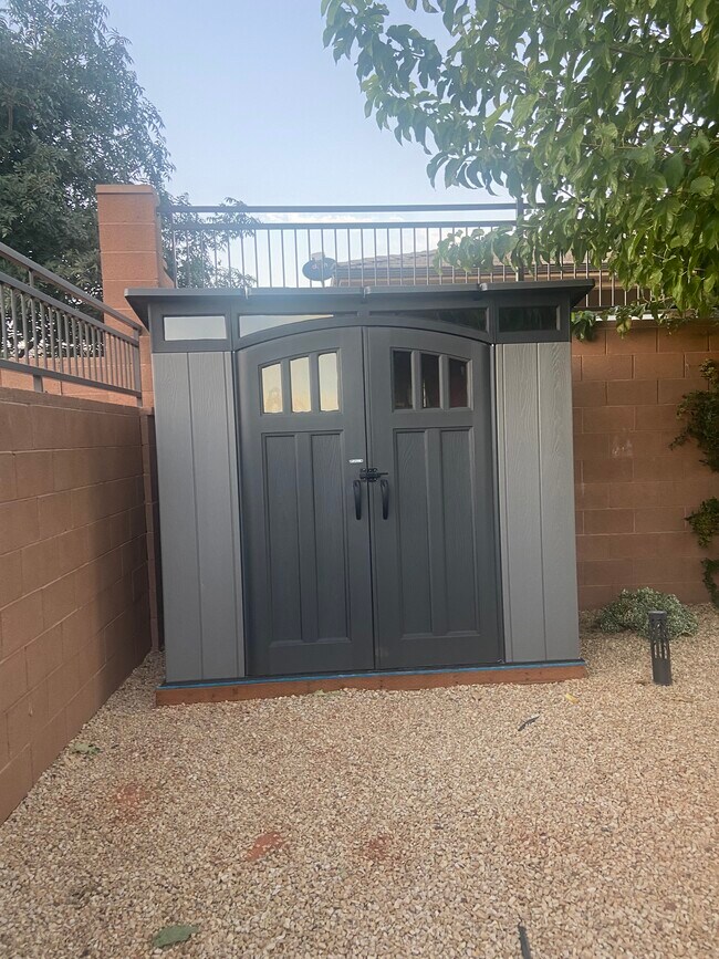 Building Photo - 463 E Ruby Pl