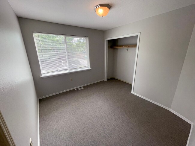 Building Photo - Great 6 bed, 6 bath Duplex Unit in North Portland with Laundry, Patio