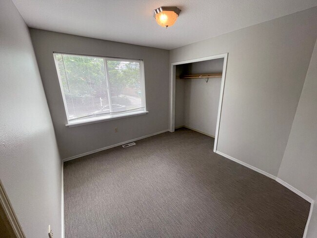 Building Photo - RENT SPECIAL: Great 6 bed, 6 bath Duplex Unit in North Portland with Laundry, Patio