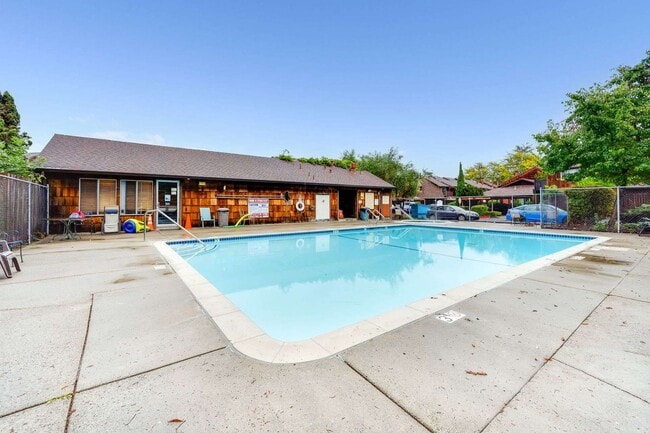 Building Photo - Beautiful 2-bedroom, 1.5-bath Townhome in the heart of Rohnert Park