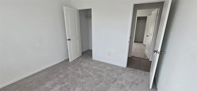 Building Photo - 446 Sormonne Lp