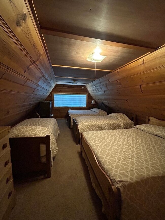 Building Photo - Great Neighborhood Near the Lake and Stateline Area - Long Term Rental