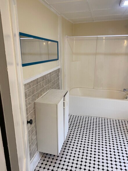 Bathroom Shower/Bath - 40 State St