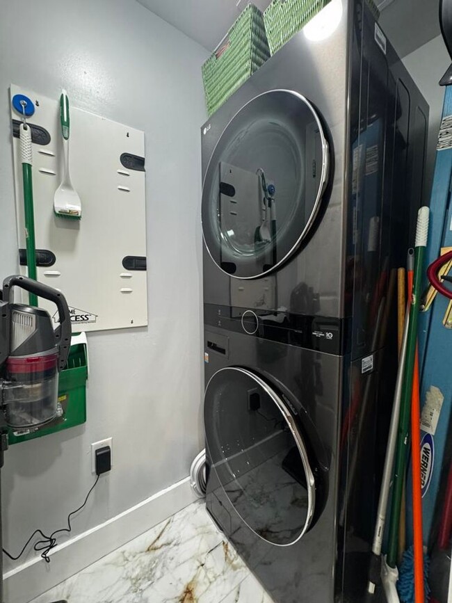 Building Photo - 2/2 in Marina Grande