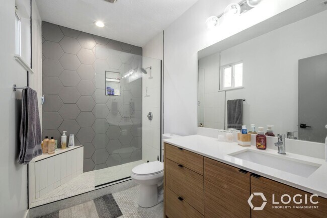 Building Photo - Stunning Home in Cottonwood Heights!!